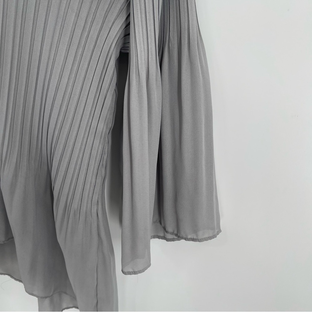 Catherine’s Women’s Gray Pleated Peplum Top Size 1X Floral Neckline Bell Sleeves - Picture 6 of 10